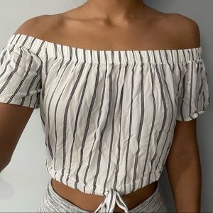 L.A. Hearts Small Off-Shoulder Crop Top